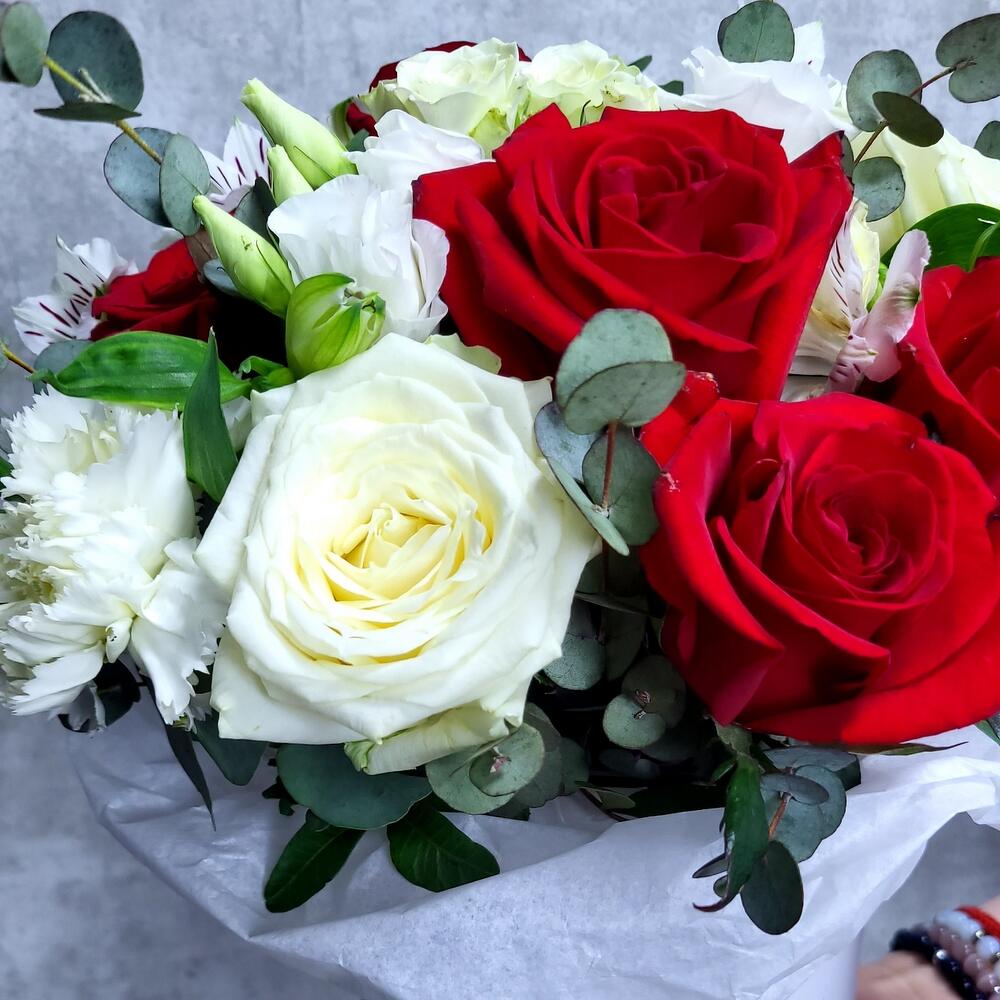 Страстное признание Композиция из роз и альстромерии Страстное признание Композиция из роз и альстромерии