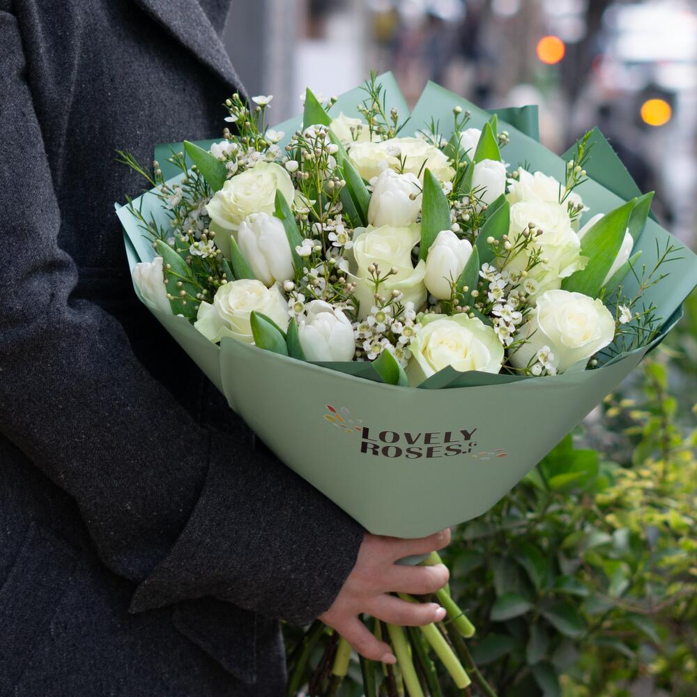 Белый букет с тюльпанами и с розами